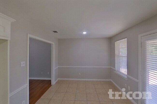 Building Photo - 913 Brookhaven Dr