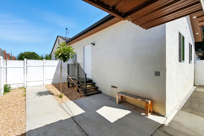 Foto del edificio - 13700 Branford St
