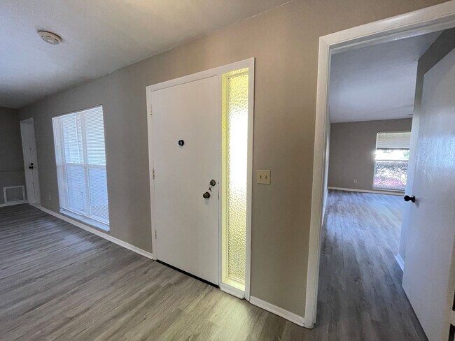 Building Photo - Stunning 4 Bd/2 Ba Home in Winter Park! La...