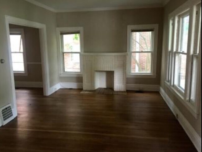 Building Photo - 615 10th Ave