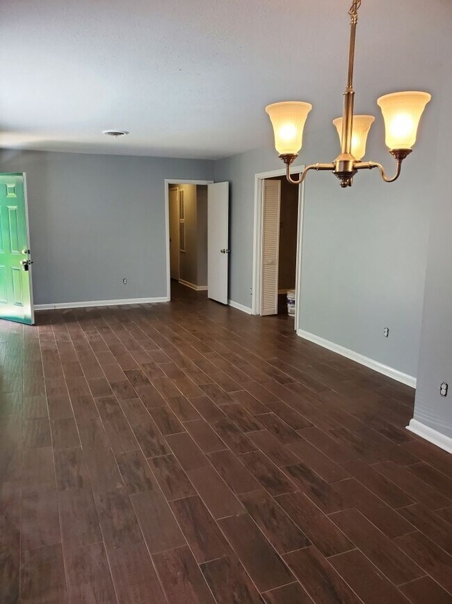 Foto del edificio - 827 Greg Dr