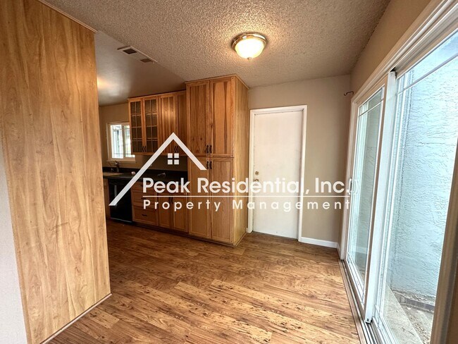 Foto del edificio - Charming Elk Grove 3bd/2ba House with 2 Ca...