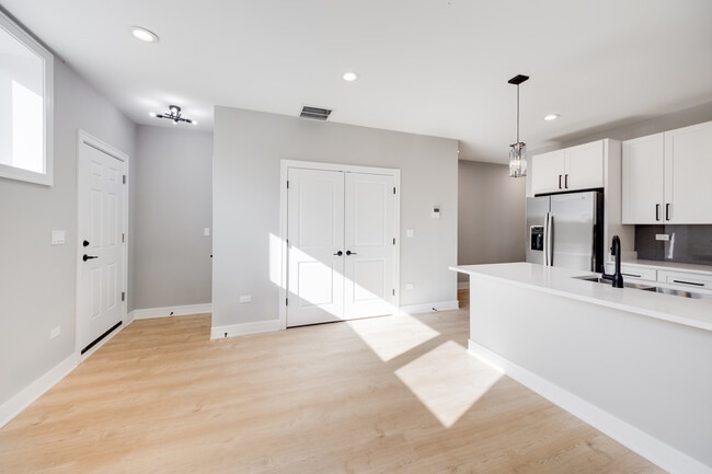 Building Photo - 6639 S Langley Ave