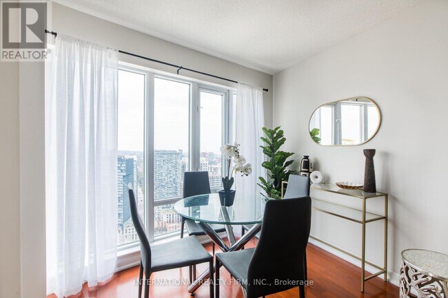 Photo du bâtiment - 210 Victoria St