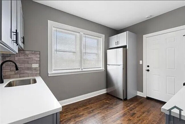 Foto del edificio - 8210 S Marshfield Ave
