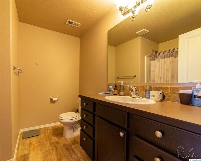 Building Photo - Great Kennewick Location