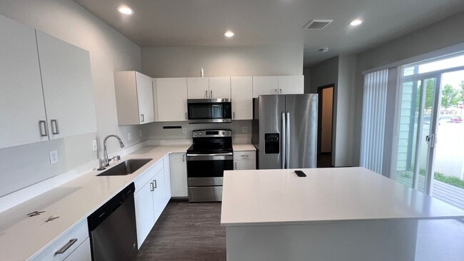 Building Photo - 841 Greenfield Dr