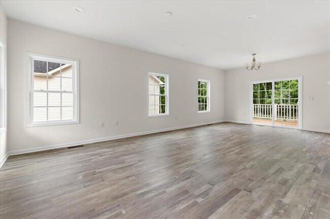 Foto del edificio - 4 BED 2.5 BATH LOCATED IN CHRISTIANSBURG LOCATED NOW