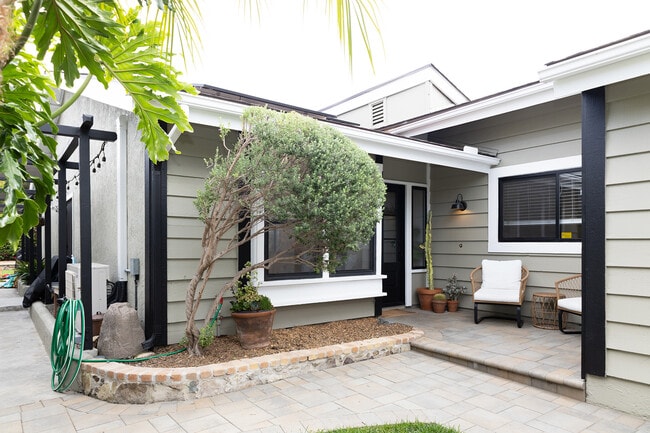 Building Photo - 3337 Vivienda Cir