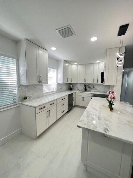 Foto del edificio - 708 Normandy Ln