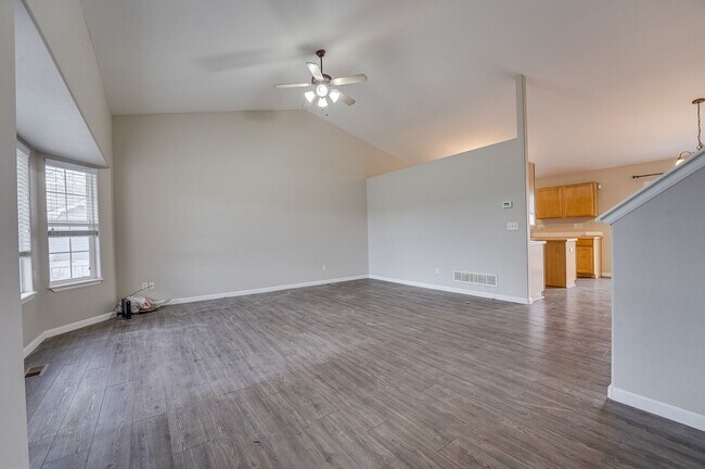 Foto del edificio - Spacious 3 bed, 2.5 bath home located in Wellington, CO