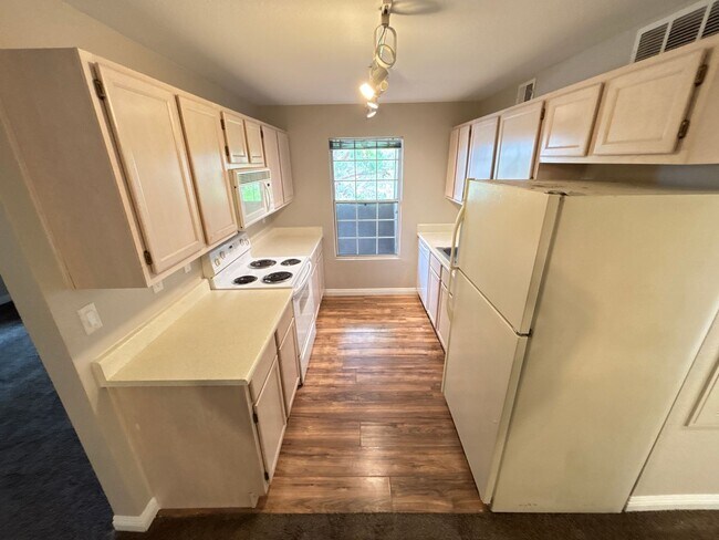 Foto del edificio - Cozy 1Bed/1Bath 2nd floor Condo in Henderson!  MOVE IN SPECIAL- $300 OFF FIRST MONTHS RENT!