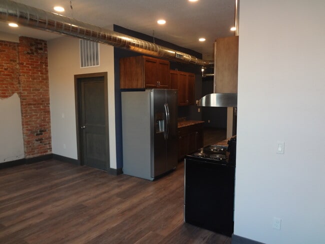 Foto del edificio - 320 E Main St