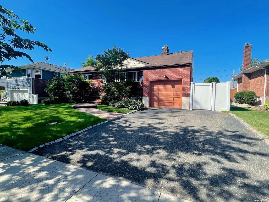 28 Irene Ln E, Plainview, NY 11803 House for Rent in Plainview, NY