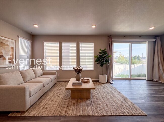 Foto del edificio - 3 Bed/3 Bath Townhome with Fenced Yard & Garage