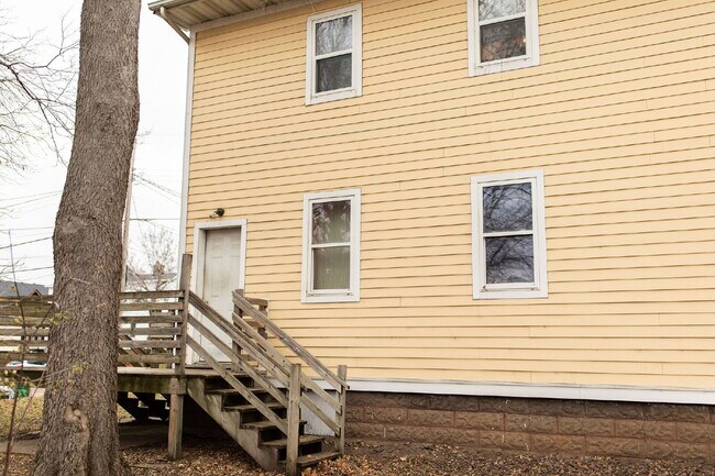 Foto del edificio - New On Market - 3 Bedroom, 1 Bathroom Duplex