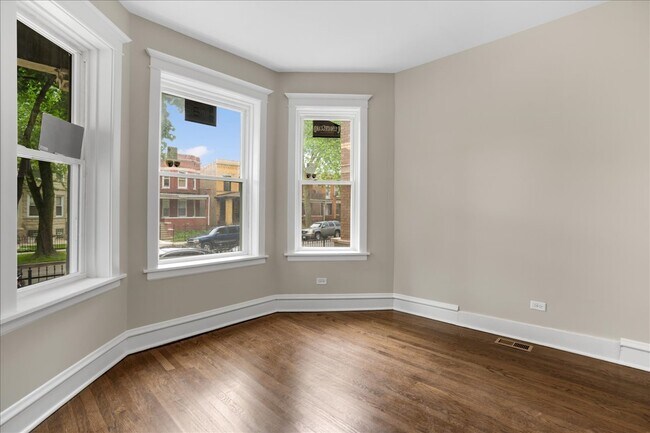 Building Photo - 220 N Lamon Ave