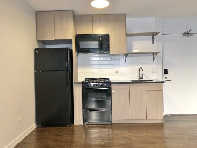 Building Photo - 6134 N Kenmore Ave