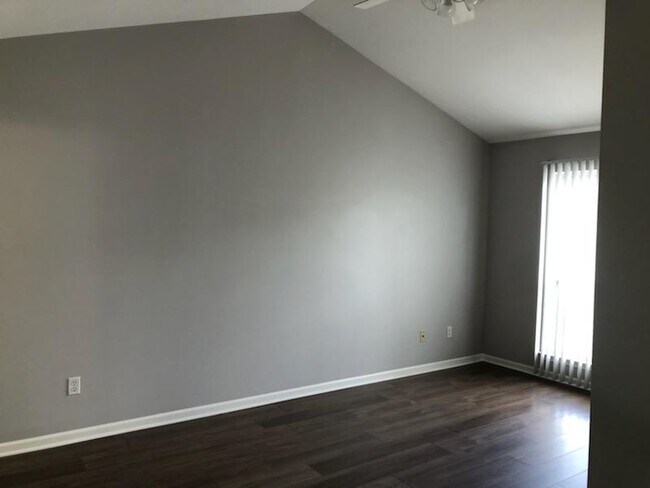 Building Photo - 16423 Chatham Dr