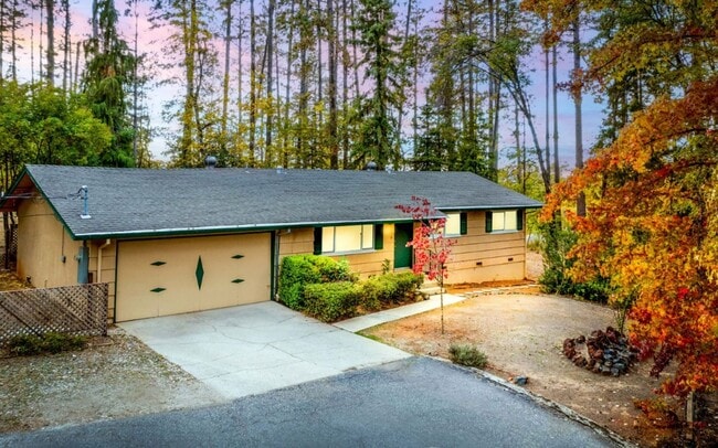 Building Photo - 3 Bedroom 1 Bathroom House Tucked in the T...