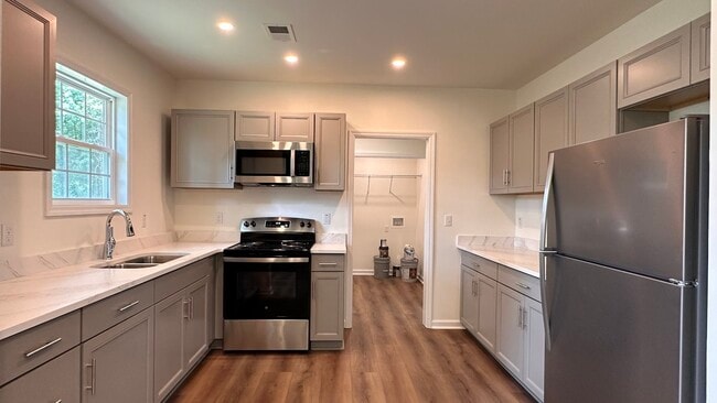 Building Photo - 142 Sass Dr