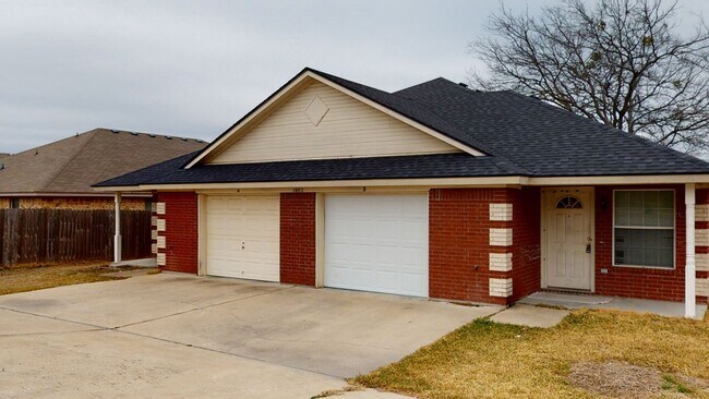 Foto del edificio - UPDATED DUPLEX IN NOLANVILLE ONLY $1,350!!!