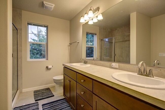Building Photo - Sequoia Village Townhome-3 Bd/2.5 Ba-Blt.2016