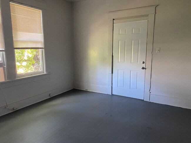 Building Photo - Highland Duplex