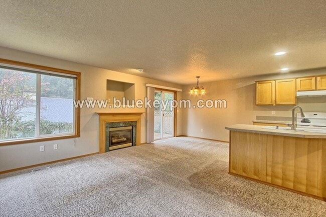 Building Photo - 3 bed 2.5 Bath Townhome in Evergreen Neigh...