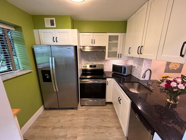 Foto del edificio - 2733 S Oakland Forest Dr