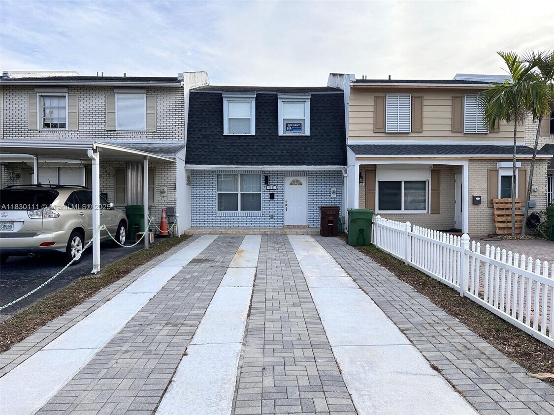 Foto principal - 6951 W 17th Ct