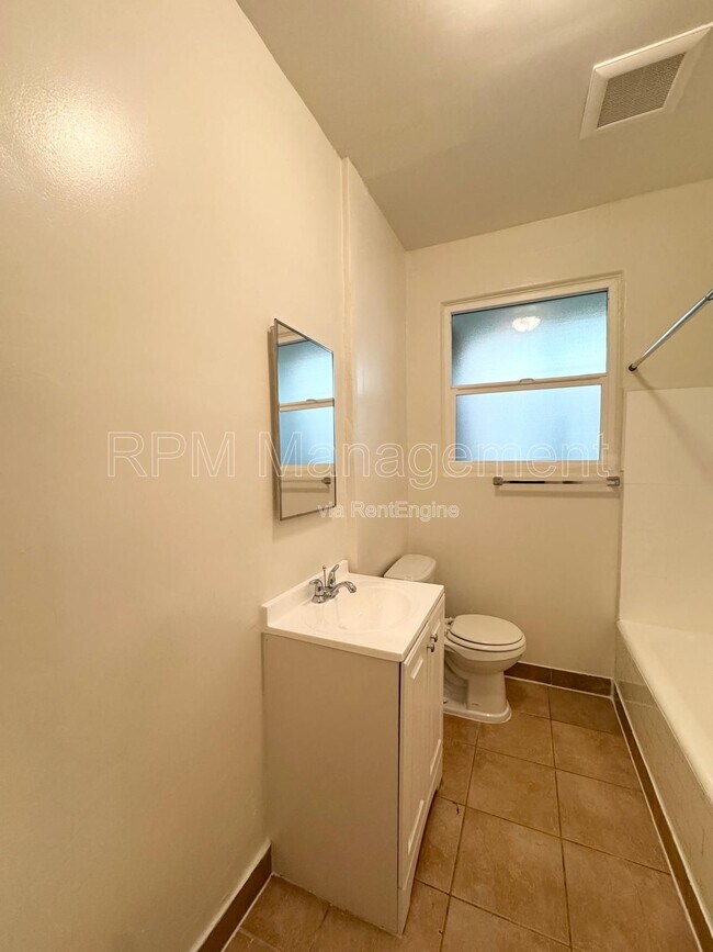 Foto del edificio - 626 N Plymouth Blvd