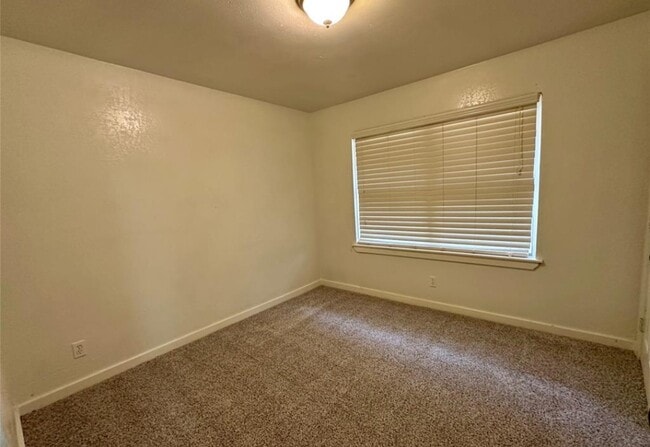 Building Photo - 530 Edgebrook Dr
