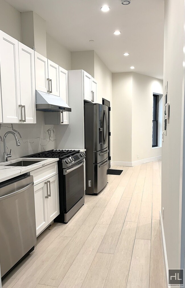Foto del edificio - EXCLUSIVE BED-STUY BROWNSTONE GARDEN  FLOO...