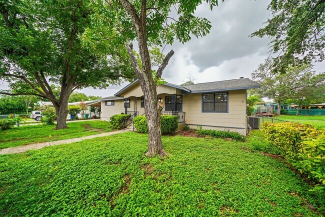 Building Photo - Classic Northeast San Antonio Gem with Two Living Areas - Realtor Commission: $500