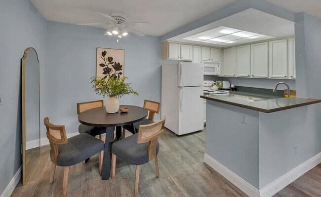Foto del edificio - Turnkey ground floor condo in the coveted ...