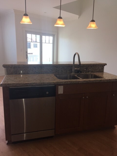 Foto del edificio - Live Upstairs, Work Downstairs: Rare Versatile Carpinteria Craftsman Townhouse!