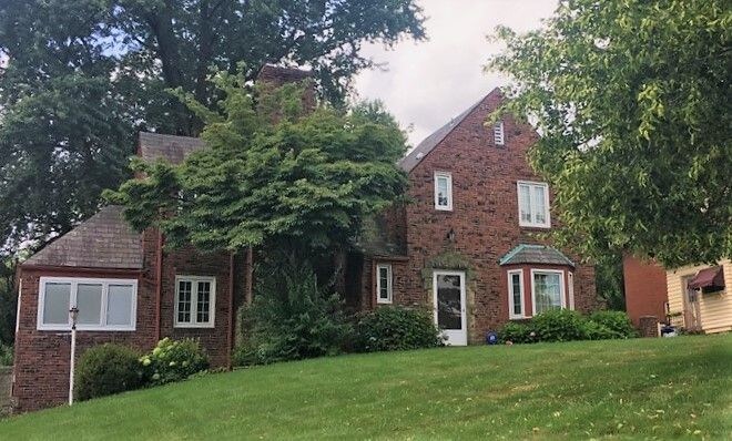 Primary Photo - Great Greentree Home