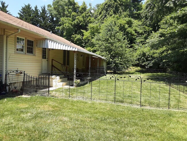 Building Photo - Blacksburg 3 BR / 2 BA, Available March 10th