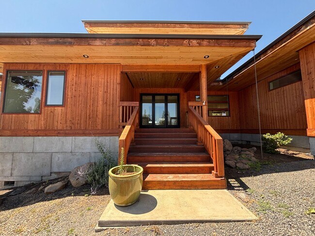Building Photo - Stunning 4 Bed/3.5 Bath on 4.39 Acre Lot-7...