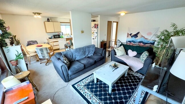 Building Photo - 3 Bed 1 Bath Apartment - Available Septemb...