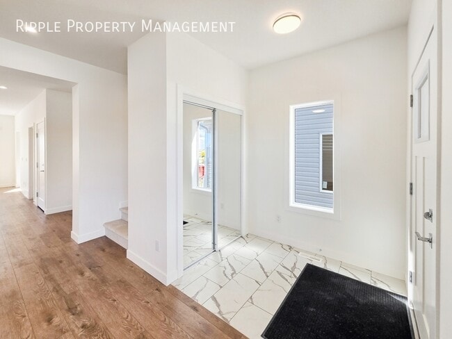 Building Photo - BRAND NEW 3 BEDS+DEN, 2.5 BATHS UPPER UNIT | GOURMET KITCHEN & MODERN FINISHES