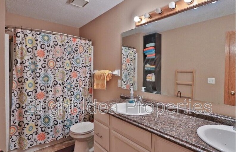 Building Photo - 525 Pleasure Creek Dr