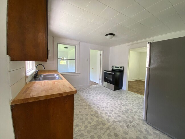 Foto del edificio - 3 Bedroom 1 Bath Available to Rent for $1,...