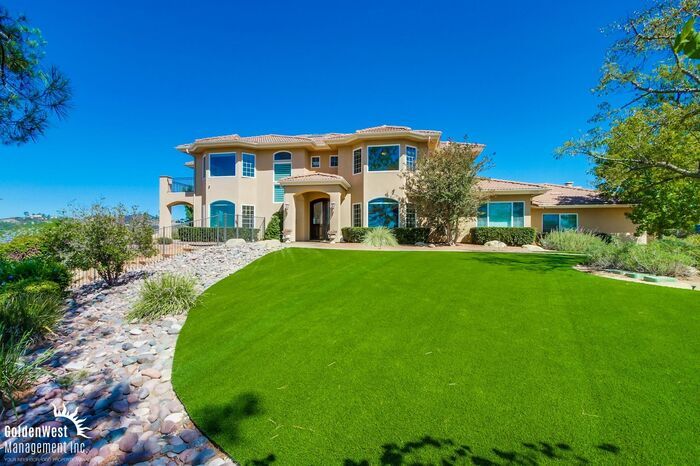 Foto principal - Luxury 4Bdm 4.5Ba Dream Home w/Wine Cellar...