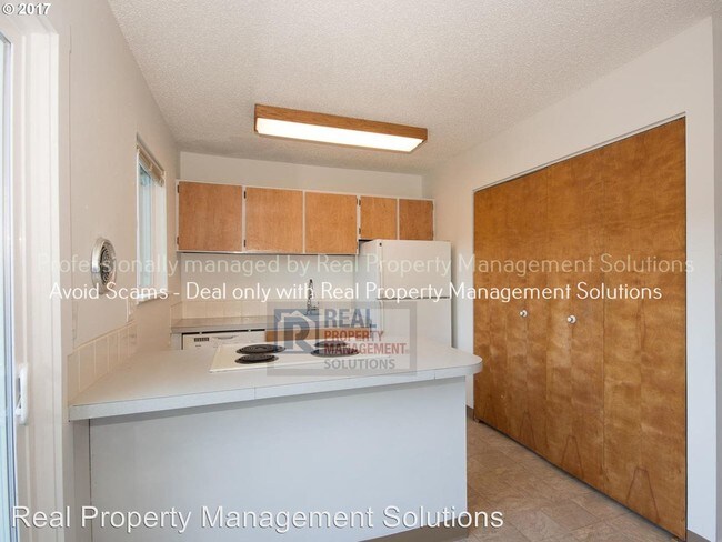 Building Photo - 9136-9140 NE Oregon St