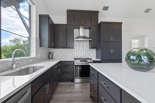 Foto del edificio - 2412 E 8th St