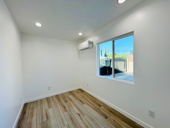 Foto del edificio - 7358 Balcom Ave