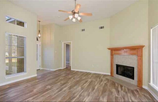 Foto del edificio - 608 S Cypress St