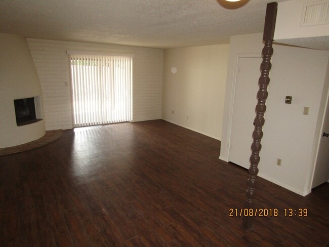 Foto del edificio - 2 Bedroom 2 Bath Duplex!! Taking Applicati...